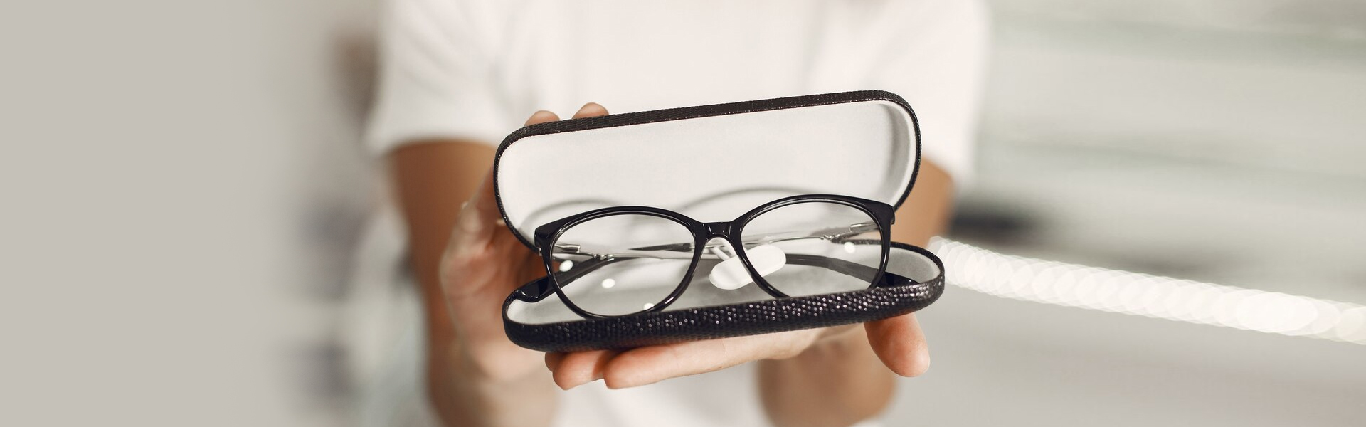 Some Important Tips for Cleaning Eyeglasses – Dos and Don’ts