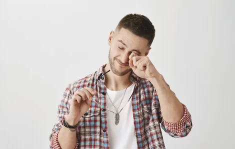 Are Your Contact Lens Habits Causing Dry Eye? 5 Warning Signs to Watch For